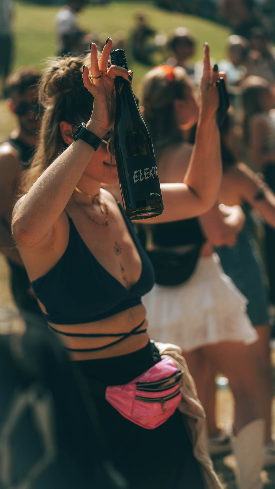Festivalbesucherin mit ELEKTRO Wein