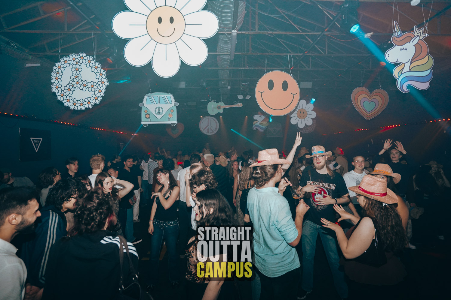 Straight Outta Campus Foto 1