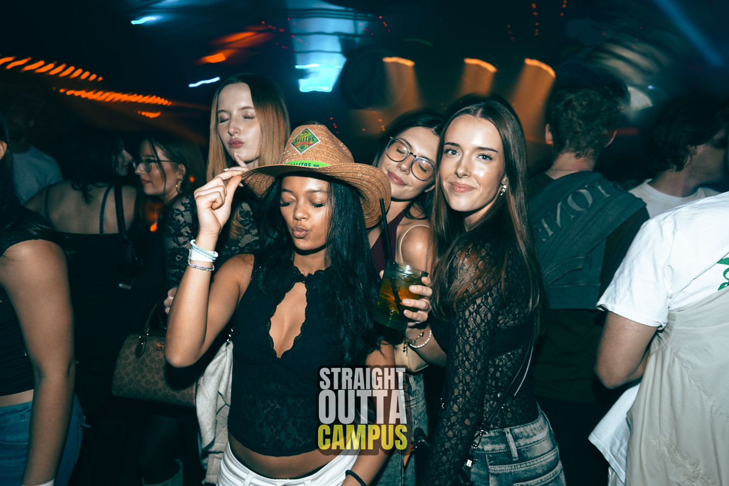 Straight Outta Campus Foto 6